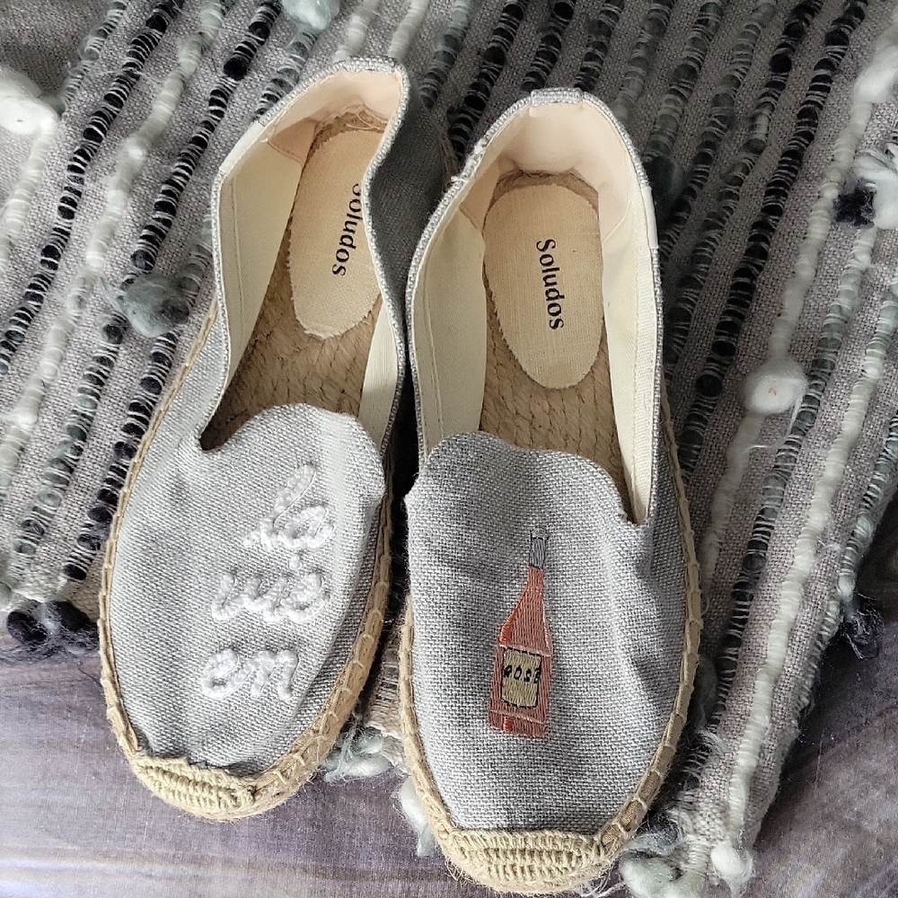 NWOT Soludos La Vie En RoséSilver Embroidered Espadrille Slip-Ons